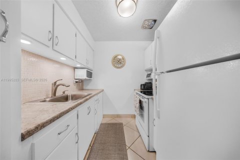 Condominio en venta en Hallandale Beach, Florida, 1 dormitorio, 58.06 m2 № 2255958 - foto 9