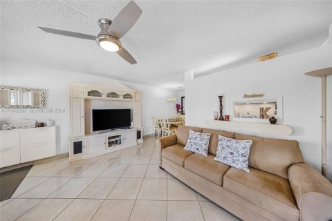 Condominio en venta en Hallandale Beach, Florida, 1 dormitorio, 58.06 m2 № 2255958 - foto 6