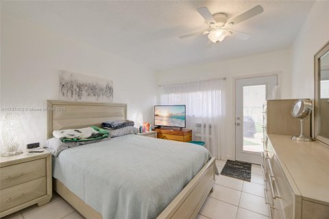 Copropriété à vendre à Hallandale Beach, Floride: 2 chambres, 78.78 m2 № 1878529 - photo 15