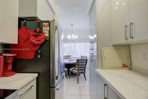 Copropriété à vendre à Hallandale Beach, Floride: 2 chambres, 78.78 m2 № 1878529 - photo 11