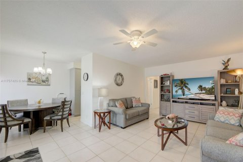 Copropriété à vendre à Hallandale Beach, Floride: 2 chambres, 78.78 m2 № 1878529 - photo 1