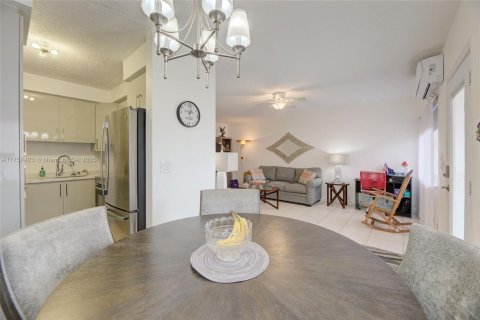 Copropriété à vendre à Hallandale Beach, Floride: 2 chambres, 78.78 m2 № 1878529 - photo 8