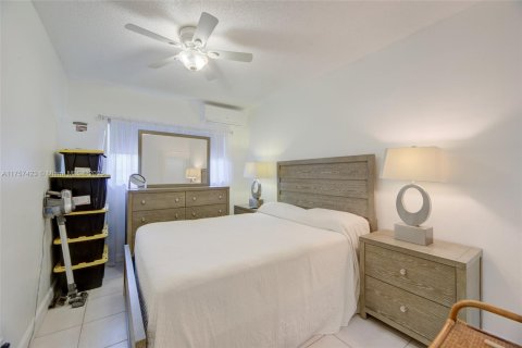 Copropriété à vendre à Hallandale Beach, Floride: 2 chambres, 78.78 m2 № 1878529 - photo 12