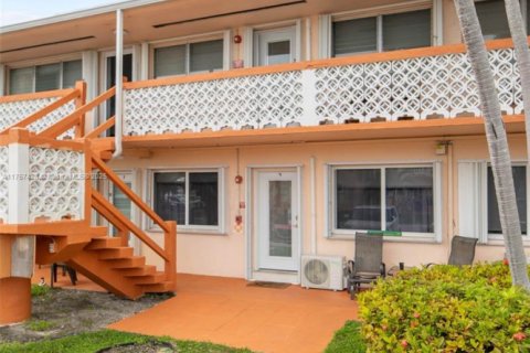 Copropriété à vendre à Hallandale Beach, Floride: 2 chambres, 78.78 m2 № 1878529 - photo 20