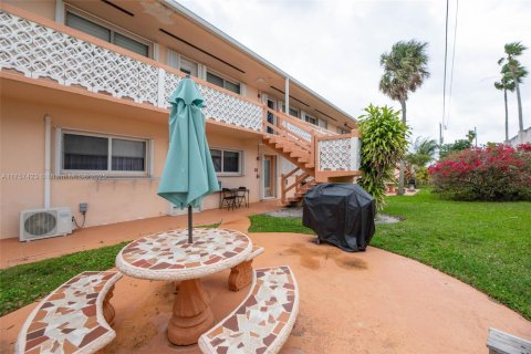 Copropriété à vendre à Hallandale Beach, Floride: 2 chambres, 78.78 m2 № 1878529 - photo 22