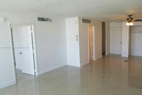Condominio en venta en Miami Beach, Florida, 1 dormitorio, 84.54 m2 № 1868061 - foto 9