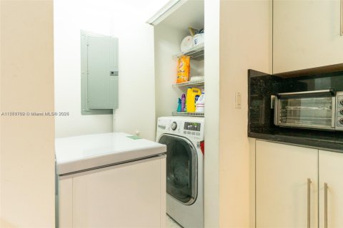 Condominio en venta en Miami, Florida, 2 dormitorios, 113.99 m2 № 1726781 - foto 13