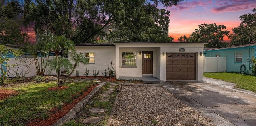 House in Tampa, Florida 3 bedrooms, 112.04 sq.m. № 1812676