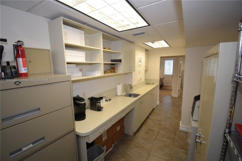 Propiedad comercial en venta en Miami, Florida № 1983374 - foto 13