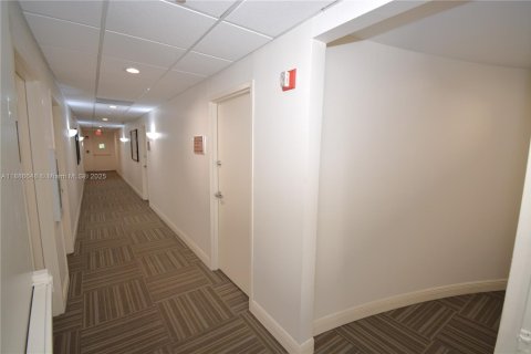 Propiedad comercial en venta en Miami, Florida № 1983374 - foto 22