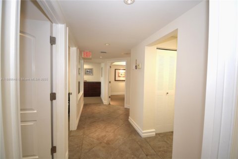 Propiedad comercial en venta en Miami, Florida № 1983374 - foto 14