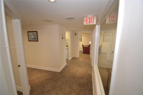 Propiedad comercial en venta en Miami, Florida № 1983374 - foto 15