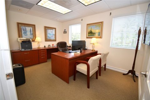 Propiedad comercial en venta en Miami, Florida № 1983374 - foto 6