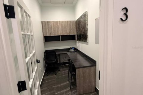 Commercial property in Orlando, Florida 196.95 sq.m. № 2108061 - photo 2