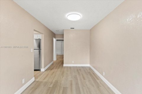 Villa ou maison à louer à Fort Lauderdale, Floride: 3 chambres, 116.13 m2 № 2024733 - photo 3