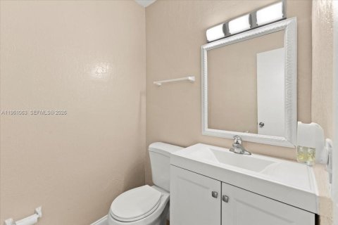 Villa ou maison à louer à Fort Lauderdale, Floride: 3 chambres, 116.13 m2 № 2024733 - photo 16