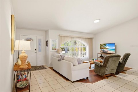 House in North Port, Florida 3 bedrooms, 132.01 sq.m. № 2212015 - photo 9