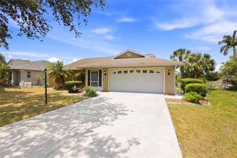 House in North Port, Florida 3 bedrooms, 132.01 sq.m. № 2212015 - photo 2