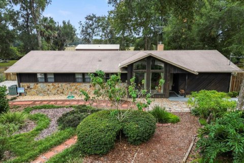 House in Melrose, Florida 3 bedrooms, 193.79 sq.m. № 843235 - photo 1