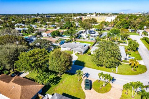 House in Palm Beach Gardens, Florida 3 bedrooms, 136.1 sq.m. № 913422 - photo 1