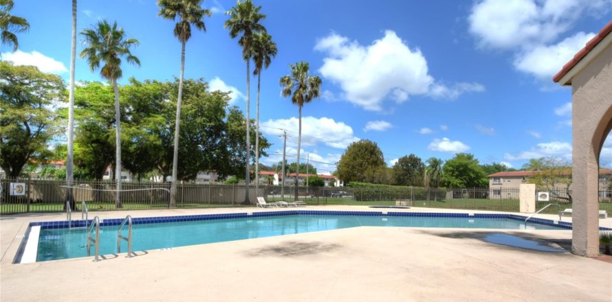 Condo in Pembroke Pines, Florida, 1 bedroom № 1079660