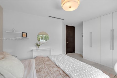 House in Doral, Florida 4 bedrooms, 289.86 sq.m. № 1849144 - photo 30