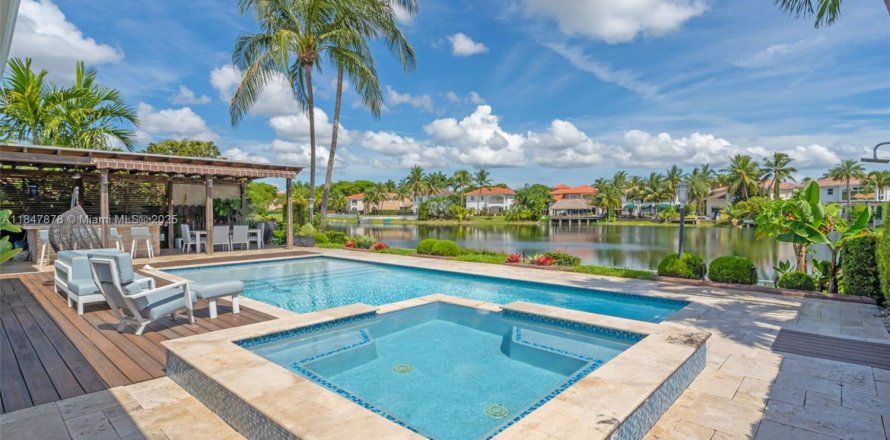 House in Doral, Florida 4 bedrooms, 289.86 sq.m. № 1849144