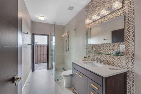 House in Doral, Florida 4 bedrooms, 289.86 sq.m. № 1849144 - photo 17