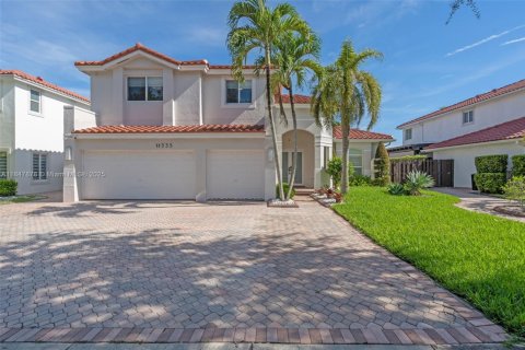House in Doral, Florida 4 bedrooms, 289.86 sq.m. № 1849144 - photo 2