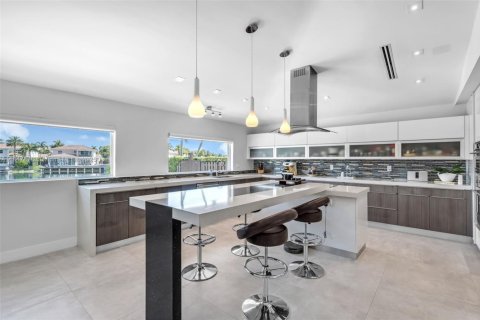 House in Doral, Florida 4 bedrooms, 289.86 sq.m. № 1849144 - photo 8