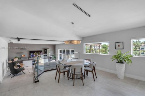 House in Doral, Florida 4 bedrooms, 289.86 sq.m. № 1849144 - photo 12