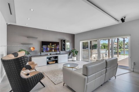 House in Doral, Florida 4 bedrooms, 289.86 sq.m. № 1849144 - photo 14