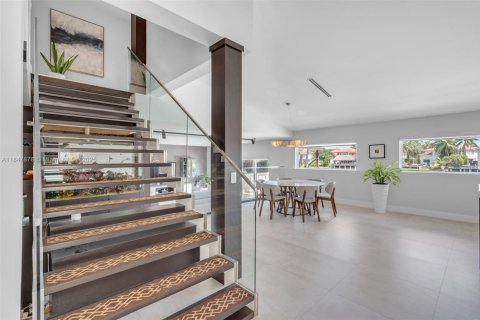 House in Doral, Florida 4 bedrooms, 289.86 sq.m. № 1849144 - photo 20