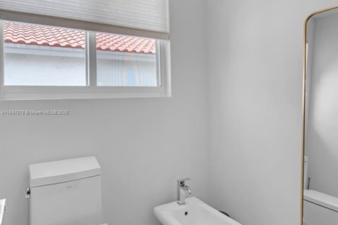 House in Doral, Florida 4 bedrooms, 289.86 sq.m. № 1849144 - photo 27