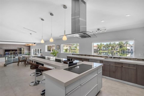 House in Doral, Florida 4 bedrooms, 289.86 sq.m. № 1849144 - photo 11