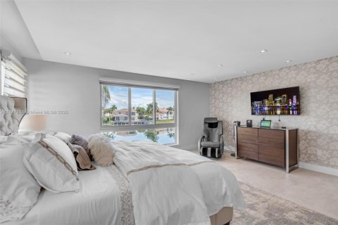House in Doral, Florida 4 bedrooms, 289.86 sq.m. № 1849144 - photo 23