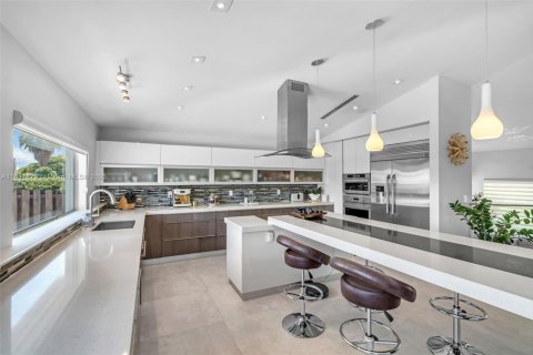 House in Doral, Florida 4 bedrooms, 289.86 sq.m. № 1849144 - photo 10