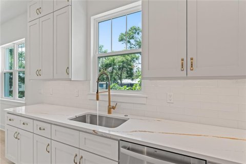 House in Tampa, Florida 4 bedrooms, 324.14 sq.m. № 1816297 - photo 26