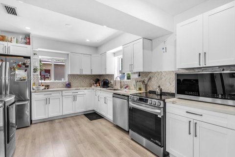 Casa en alquiler en Miami, Florida, 4 dormitorios, 162.95 m2 № 1993916 - foto 5