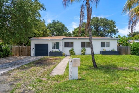 Casa en alquiler en Miami, Florida, 4 dormitorios, 162.95 m2 № 1993916 - foto 1