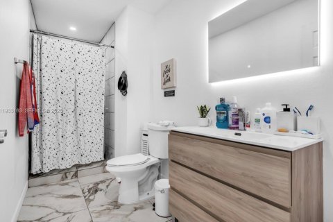 Casa en alquiler en Miami, Florida, 4 dormitorios, 162.95 m2 № 1993916 - foto 7