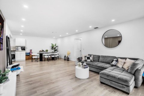 Casa en alquiler en Miami, Florida, 4 dormitorios, 162.95 m2 № 1993916 - foto 2