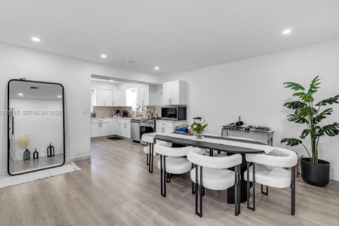 Casa en alquiler en Miami, Florida, 4 dormitorios, 162.95 m2 № 1993916 - foto 4