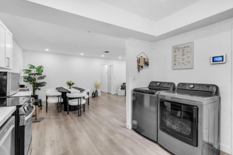 Casa en alquiler en Miami, Florida, 4 dormitorios, 162.95 m2 № 1993916 - foto 6