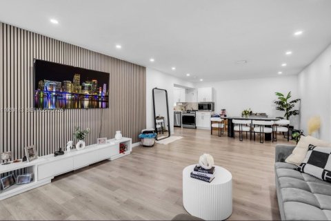 Casa en alquiler en Miami, Florida, 4 dormitorios, 162.95 m2 № 1993916 - foto 3