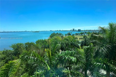 Condo in Miami, Florida, 2 bedrooms  № 2173039 - photo 1