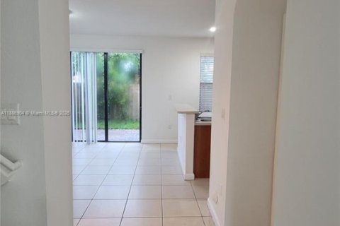 Adosado en alquiler en Miami, Florida, 3 dormitorios, 142.14 m2 № 1932715 - foto 4