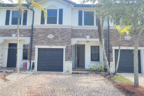 Adosado en alquiler en Miami, Florida, 3 dormitorios, 142.14 m2 № 1932715 - foto 2