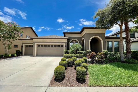 House in Land O' Lakes, Florida 4 bedrooms, 294.31 sq.m. № 2278089 - photo 2