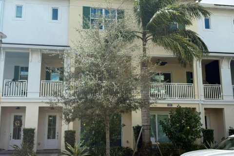 Townhouse in Palm Beach Gardens, Florida 3 bedrooms, 209.22 sq.m. № 2376508 - photo 9